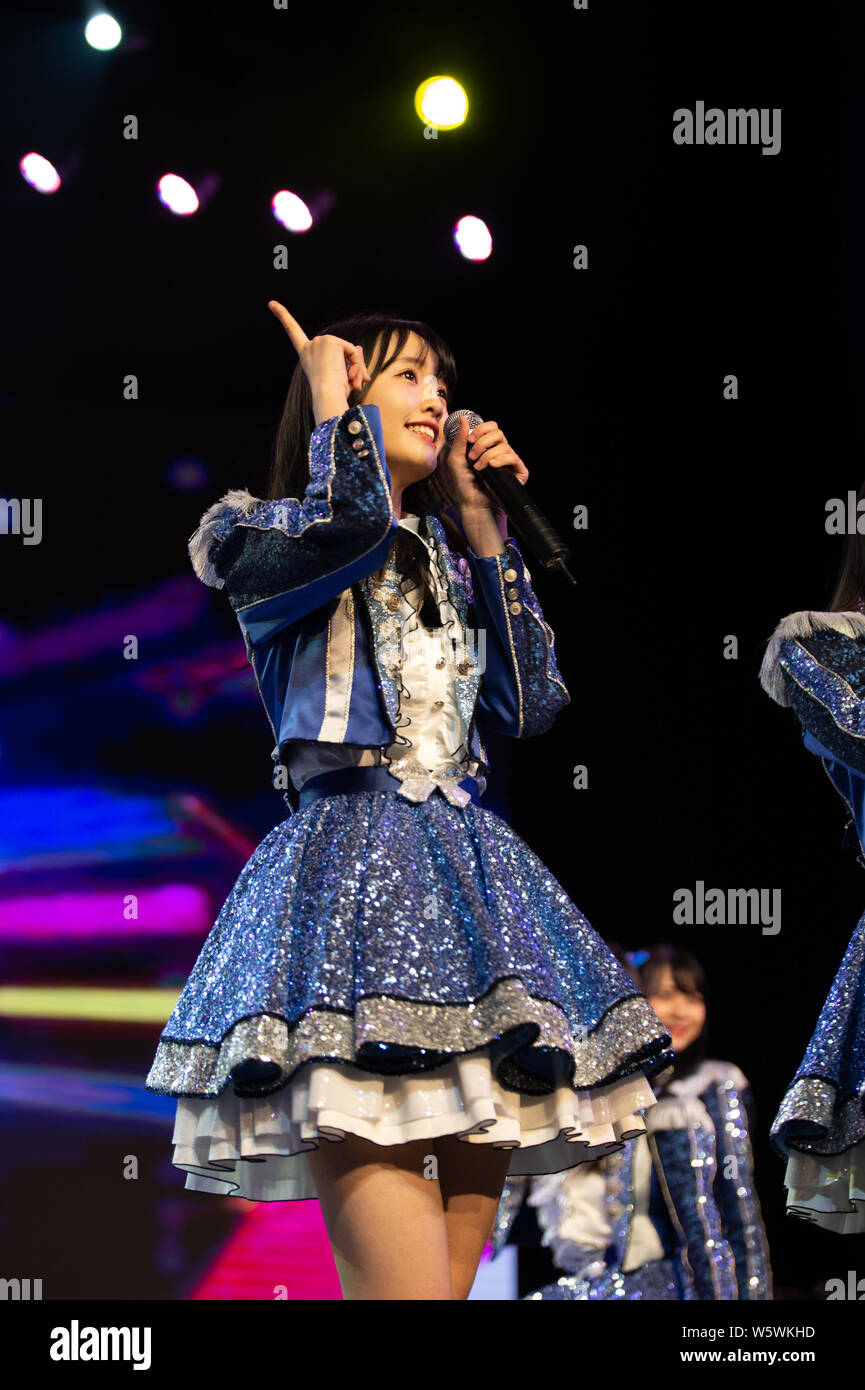 I membri di idolo cinese ragazza gruppo AKB48 Team SH, una sorella ufficiale del gruppo il idol giapponese ragazza gruppo AKB48, eseguire durante il loro debutto premere con Foto Stock