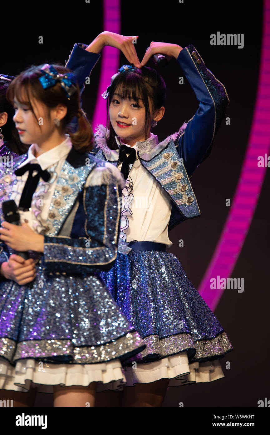 I membri di idolo cinese ragazza gruppo AKB48 Team SH, una sorella ufficiale del gruppo il idol giapponese ragazza gruppo AKB48, eseguire durante il loro debutto premere con Foto Stock