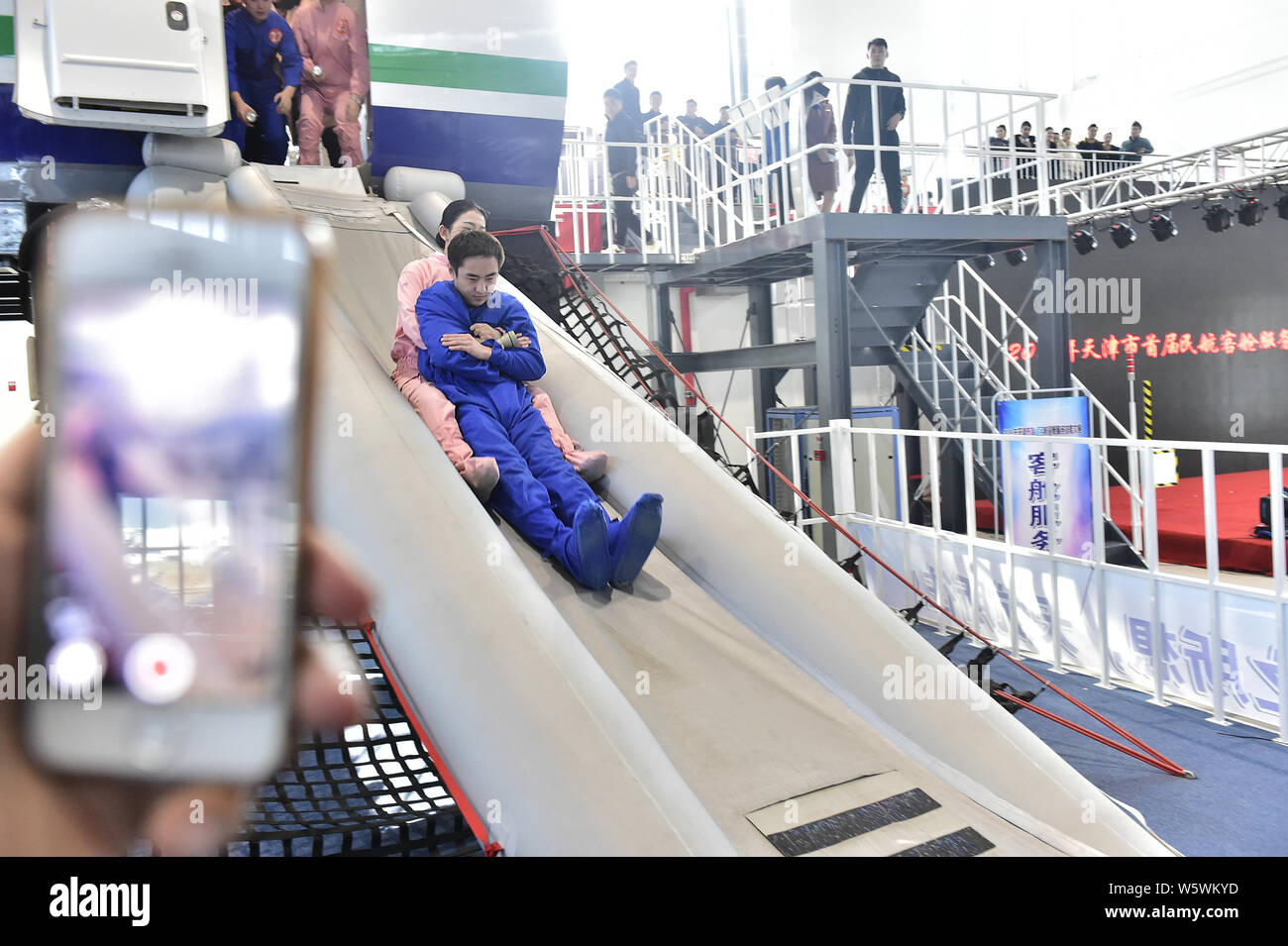 I membri dell'equipaggio provenienti da diverse compagnie aeree prendere parte a un concorso in materia di aviazione civile servizio di cabina di Tianjin, Cina, 21 novembre 2018. Un compet Foto Stock