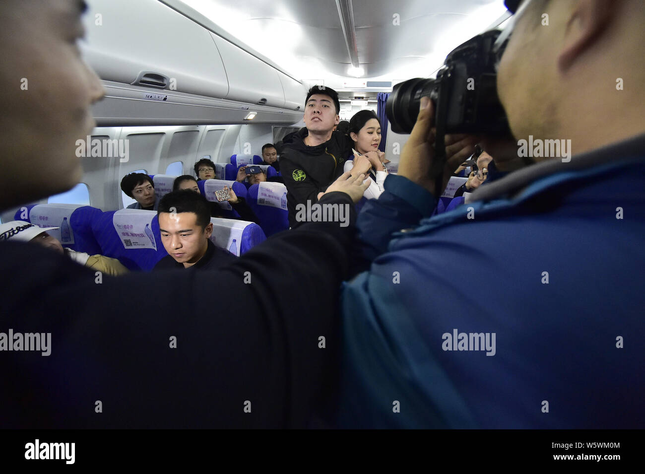 I membri dell'equipaggio provenienti da diverse compagnie aeree prendere parte a un concorso in materia di aviazione civile servizio di cabina di Tianjin, Cina, 21 novembre 2018. Un compet Foto Stock