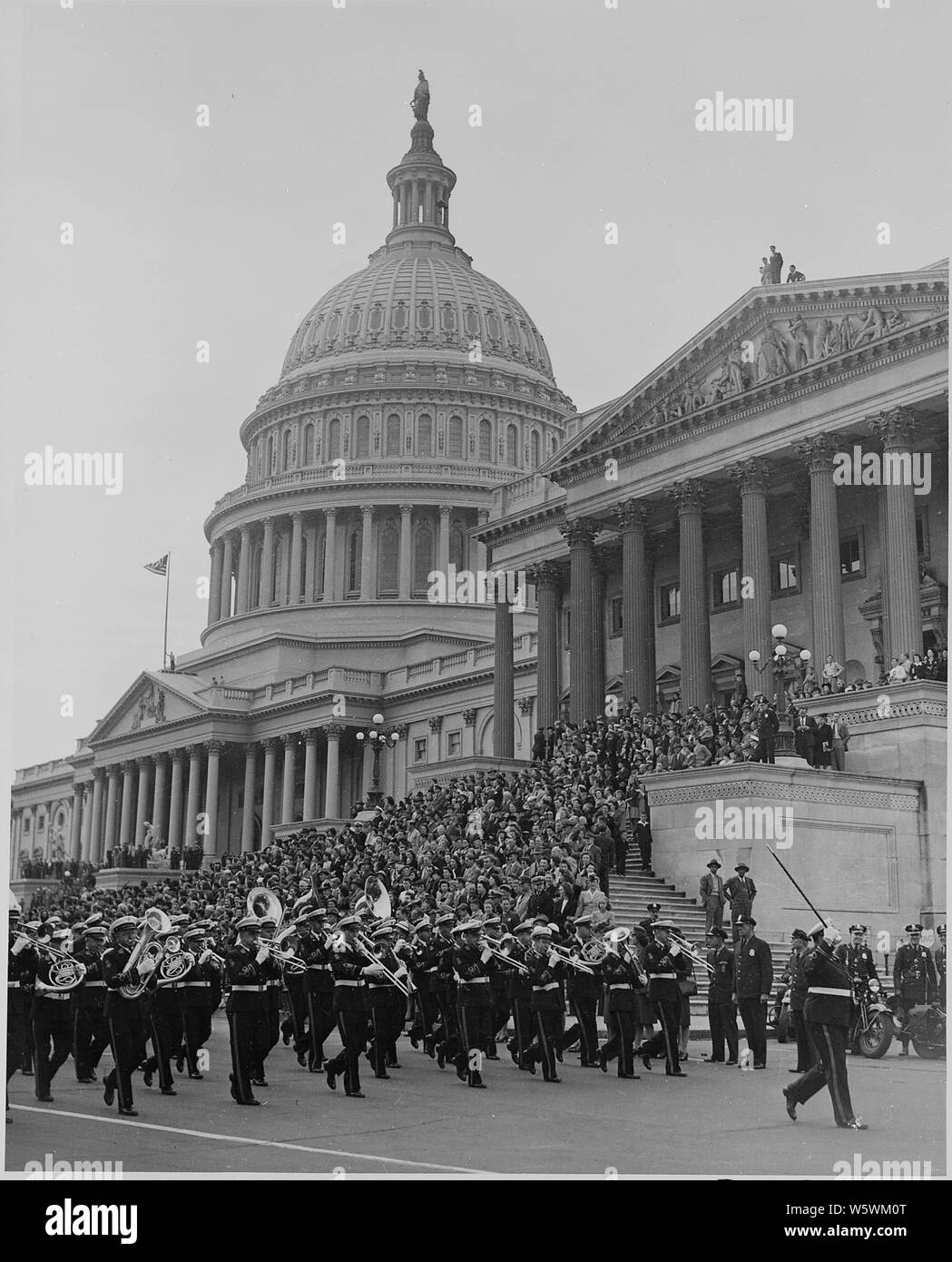 Fotografia della banda militare marching passato U.S. Capitol durante le cerimonie in onore di Admiral Chester Nimitz. Foto Stock