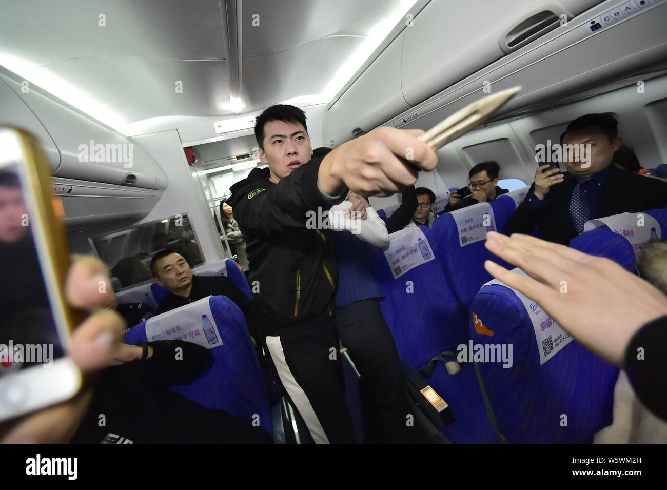 I membri dell'equipaggio provenienti da diverse compagnie aeree prendere parte a un concorso in materia di aviazione civile servizio di cabina di Tianjin, Cina, 21 novembre 2018. Un compet Foto Stock