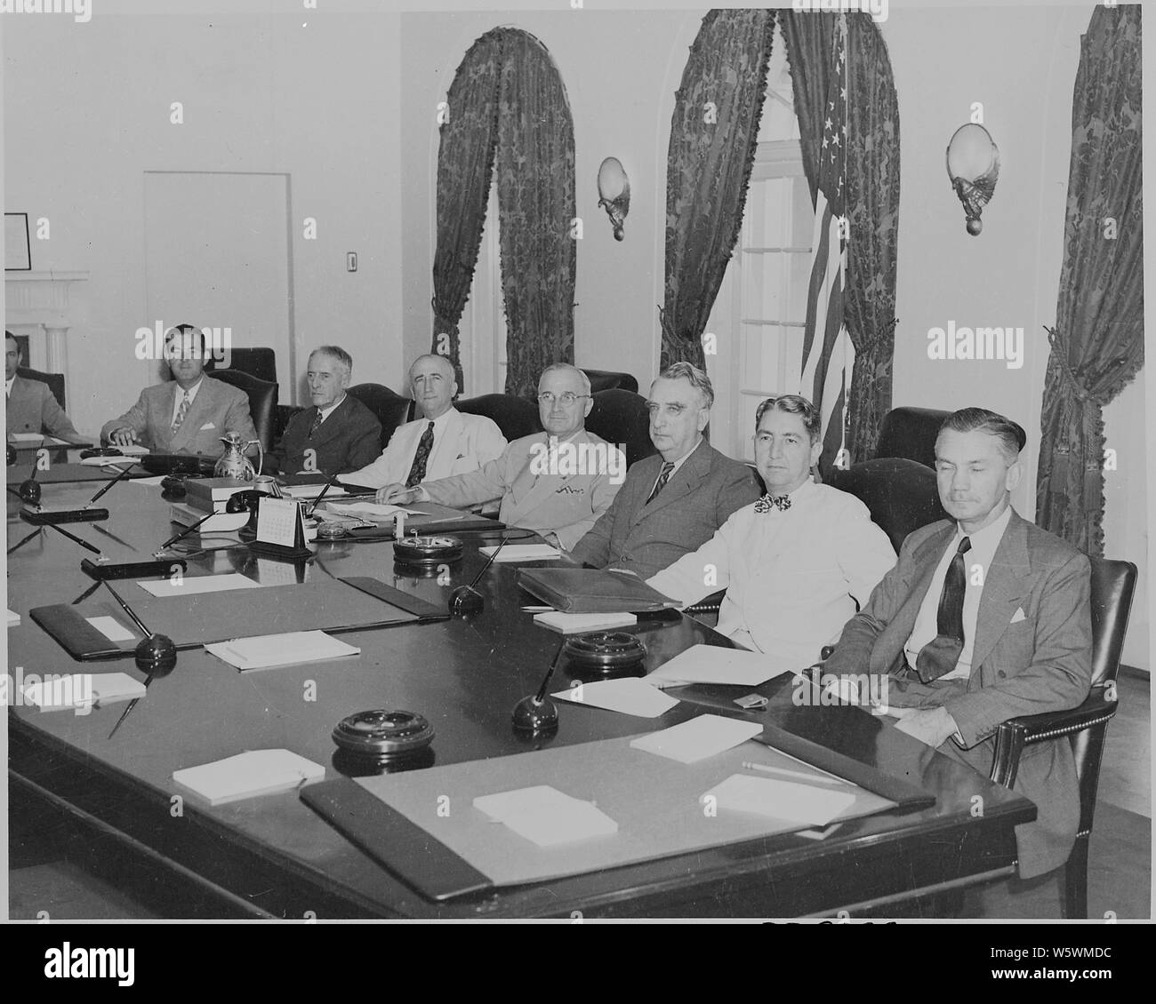 Fotografia di funzionari nella riunione di gabinetto: (da sinistra a destra) Fortas (parzialmente oscurata), Hannegan, Stimson, Byrnes, il presidente, Vinson, Clark, Forrestal. Foto Stock