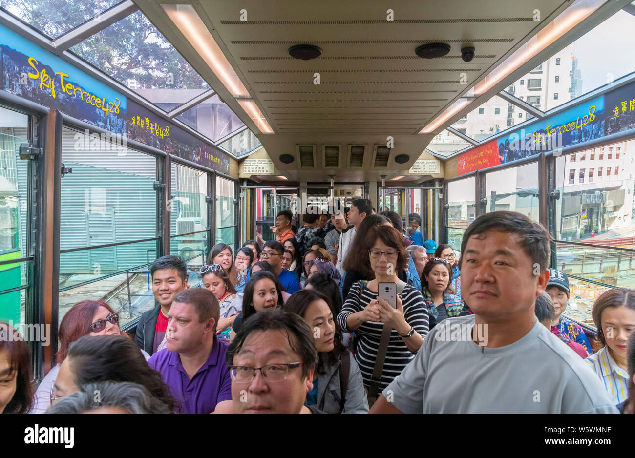 Passeggeri in un affollato il Peak Tram, il Victoria Peak, Isola di Hong Kong, Hong Kong, Cina Foto Stock
