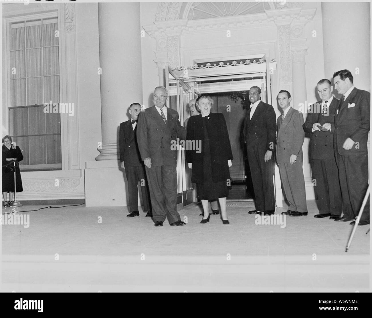 Fotografia del Presidente e la Sig.ra Truman dopo il loro ritorno al recentemente rinnovato White House, riaperto per la prima famiglia dopo tre anni di grande riparazione e ricostruzione, come Casa Bianca butler Alonzo campi, Casa Bianca usher Howell Crim e gli altri a guardare. Foto Stock