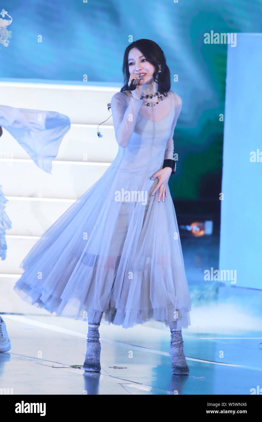 Taiwanese cantante e attrice Angela Chang canta al Super Nova di Gala in Pechino, 31 ottobre 2018. Foto Stock