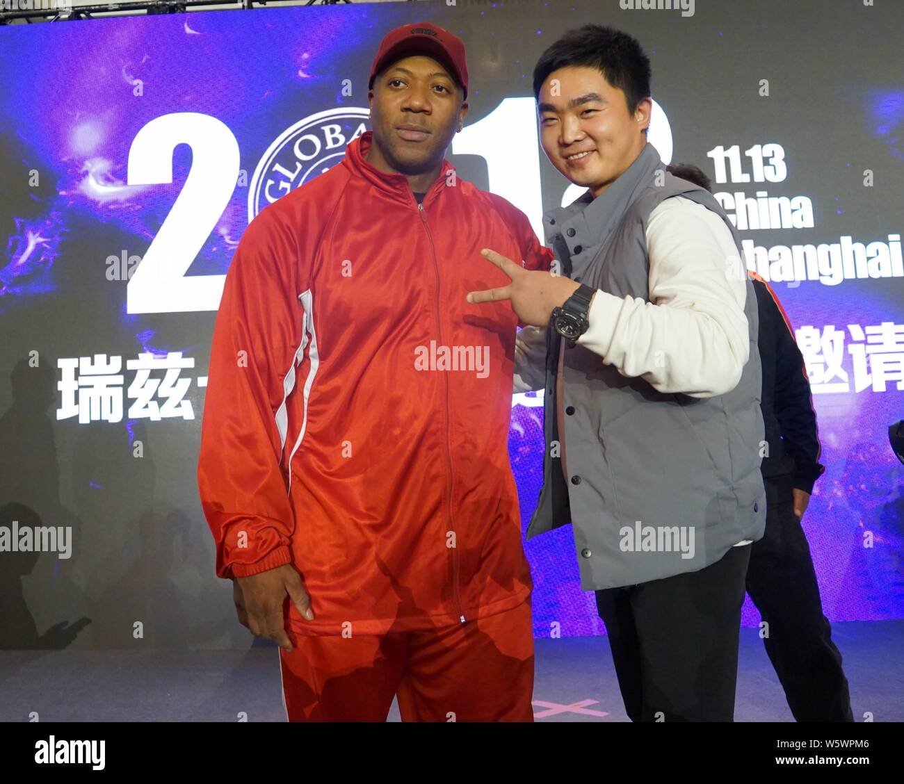 Jamaican-American IFBB professional bodybuilder Shawn Rhoden, sinistra, pone per le foto con un partecipante durante una competizione di bodybuilding in Shanghai Foto Stock