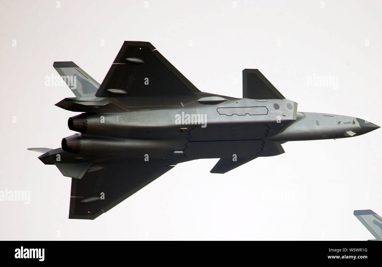 Un J-20 Stealth Fighter jet del popolo cinese della Esercito di Liberazione (PLA) Air Force vola durante un volo di prova in preparazione per la XII Cina I Foto Stock
