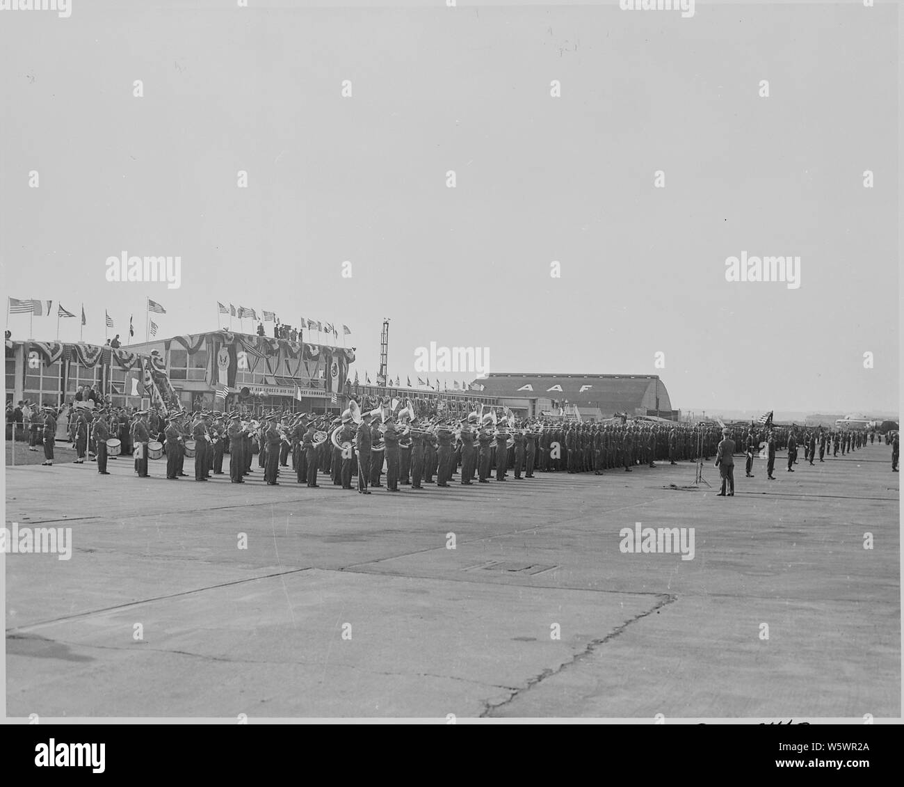 Fotografia di truppe a attenzione e la banda militare a giocare a Washington Aeroporto nazionale nel corso di cerimonie di benvenuto per il presidente messicano Miguel Aleman. Foto Stock
