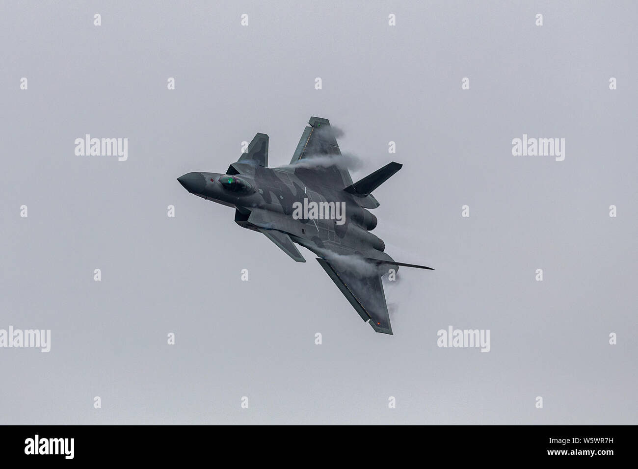 Un J-20 Stealth Fighter jet del popolo cinese della Esercito di Liberazione (PLA) Air Force compie durante il XII China International Aviation e aerospaziale Foto Stock
