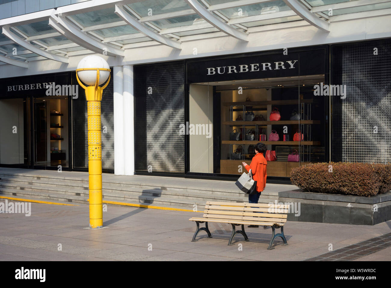 --FILE--A passeggiate a piedi passato una boutique di Burberry nella città di Dalian, a nord-est della Cina di provincia di Liaoning, 2 marzo 2014. Di lusso britannico burbe di etichetta Foto Stock