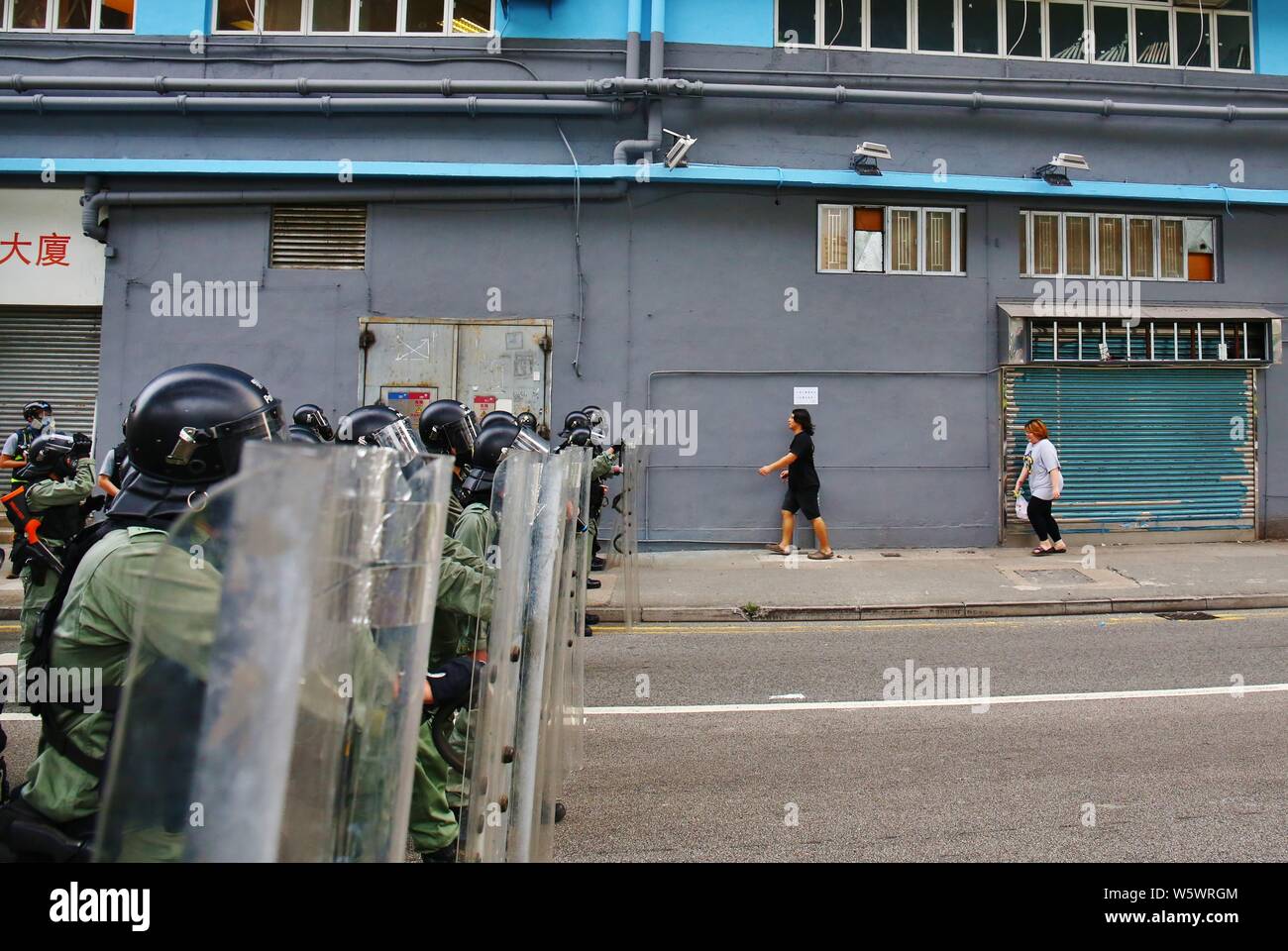 Hong Kong Cina - Luglio 27st, 2019. Non autorizzati per dimostrazione di massa a recuperare Yuen Long turend violento quando la polizia ha distribuito i gas lacrimogeni e pallottole di gomma per disperdere la demo a Yuen Long alla stazione MTR. Foto Stock