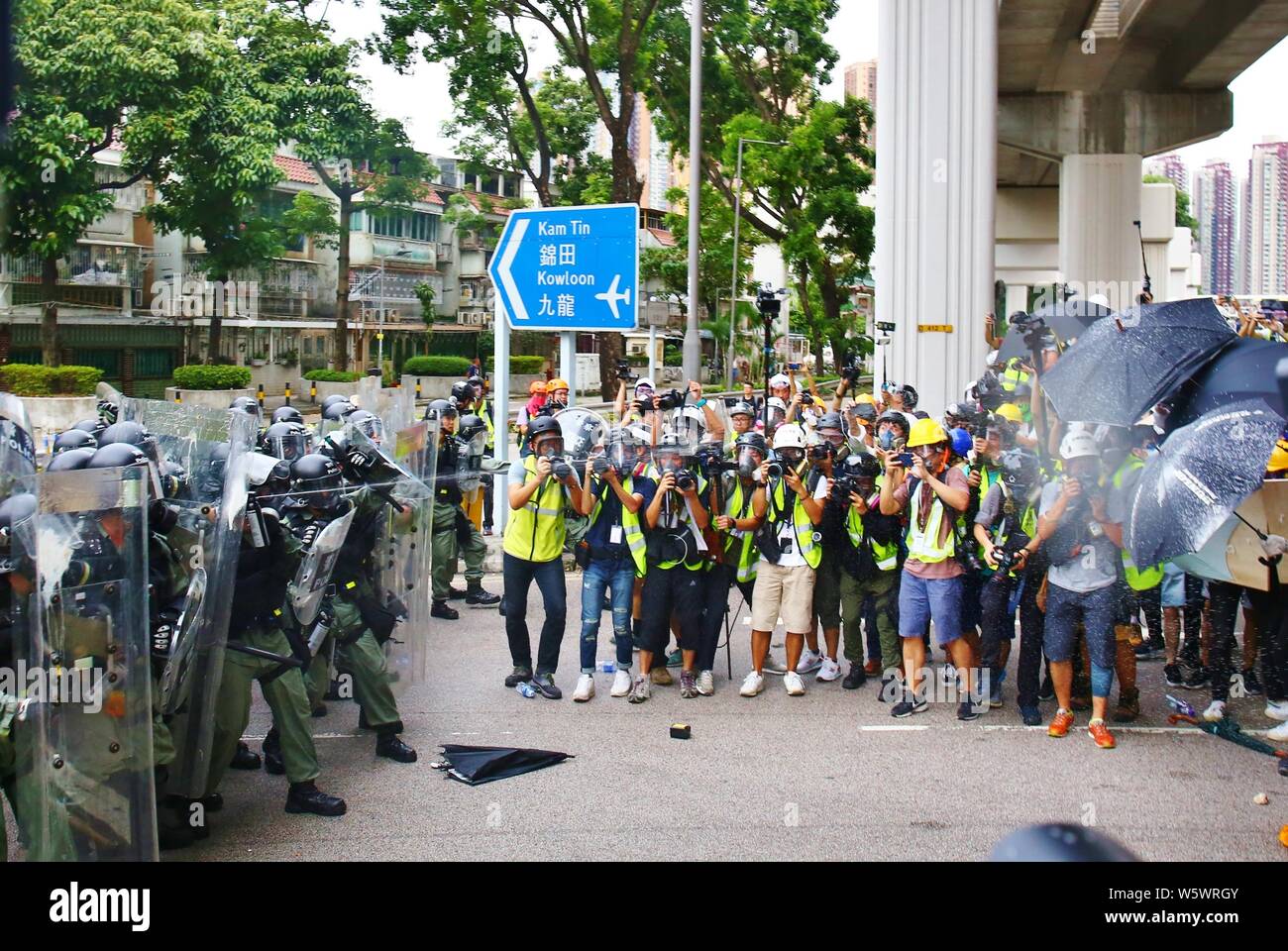 Hong Kong Cina - Luglio 27st, 2019. Non autorizzati per dimostrazione di massa a recuperare Yuen Long turend violento quando la polizia ha distribuito i gas lacrimogeni e pallottole di gomma per disperdere la demo a Yuen Long alla stazione MTR. Qui l'uso di polizia spruzzo di pepe per disperdere i manifestanti che cercano di spingere avanti la linea di difesa. Foto Stock