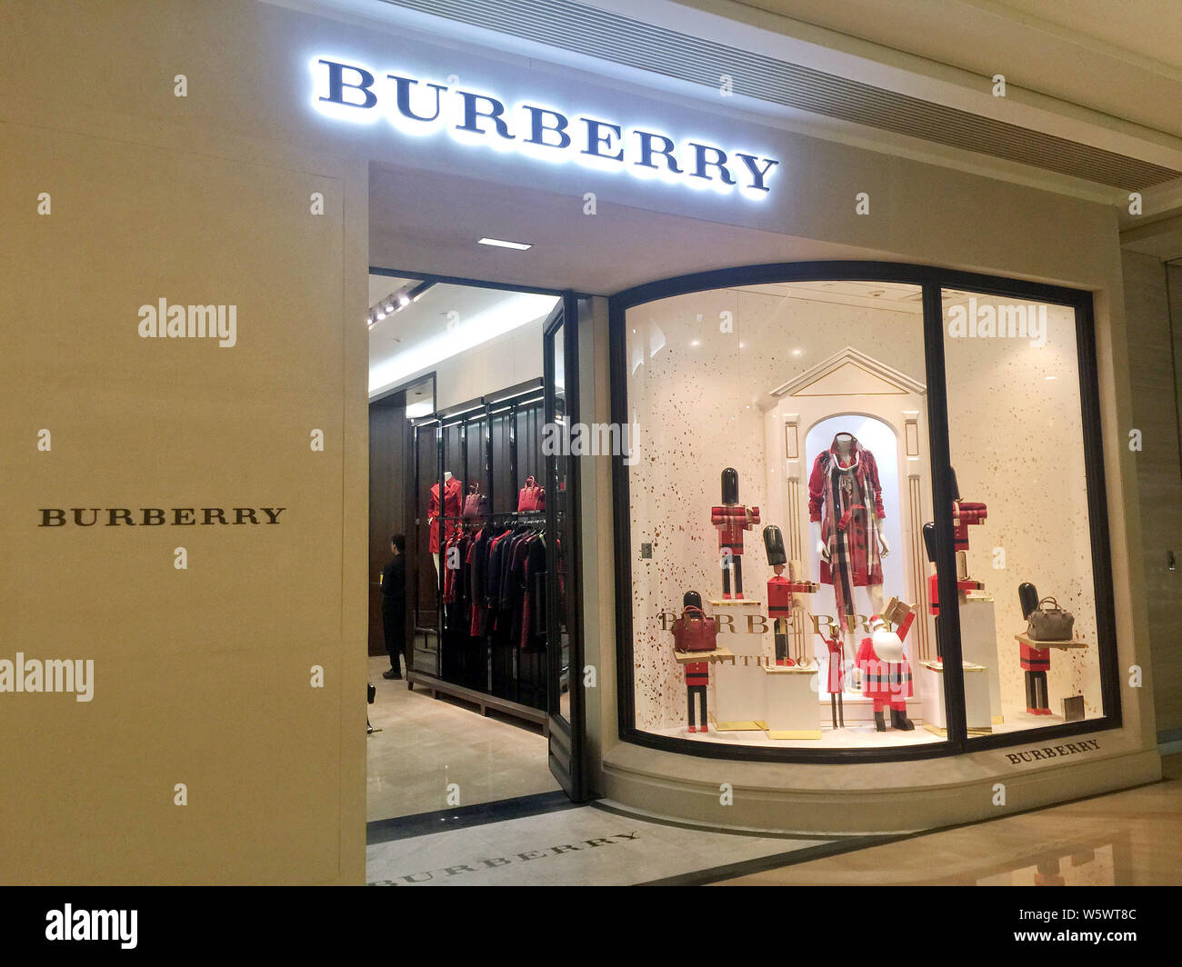 --FILE--Vista di una boutique di Burberry presso un centro commerciale per lo shopping nella città di Hefei, Cina orientale della provincia di Anhui, 12 dicembre 2015. Di lusso britannico Burberr etichetta Foto Stock