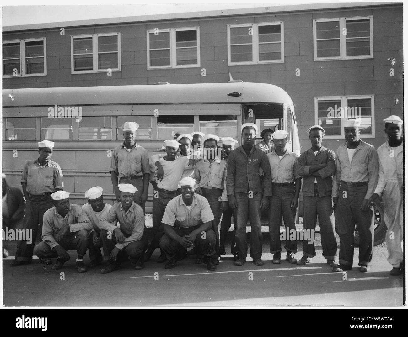 Fotografia con didascalia marina di imbarco autobus per andare al lavoro, U.S. Naval deposito di munizioni, Hastings, Nebraska. Foto Stock