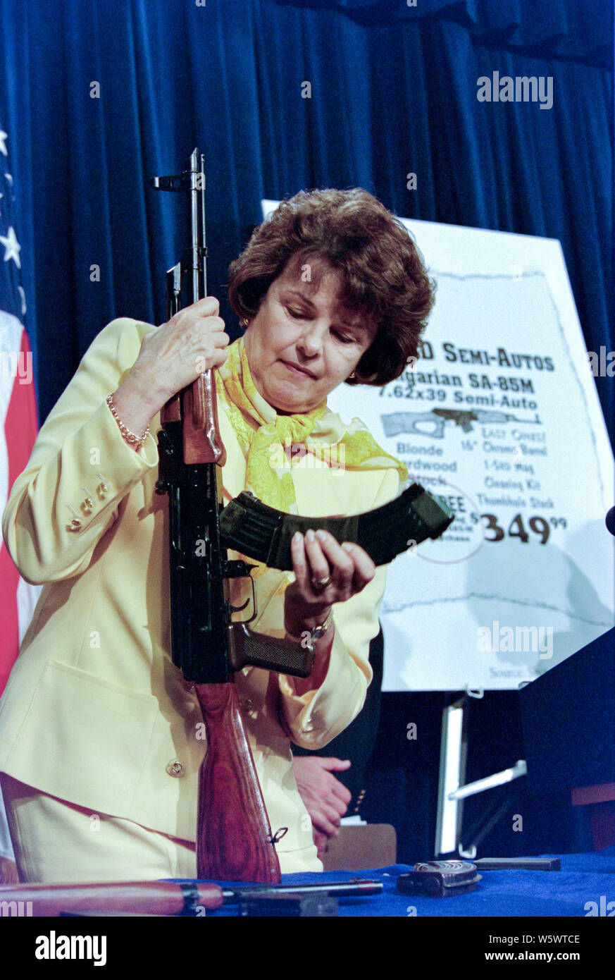 U.S il senatore Dianne Feinstein, della California dimostra un AK-47 stile militare armi d'assalto nel corso di una conferenza stampa a Capitol Hill Marzo 22, 1998 a Washington D.C,. Il piombo repubblicano la Camera dei rappresentanti ha votato per sollevare l'assalto-tipo per il bando delle armi da un voto di 239-173, ma il Presidente Bill Clinton Administration ha promesso di porre il veto al provvedimento. Foto Stock