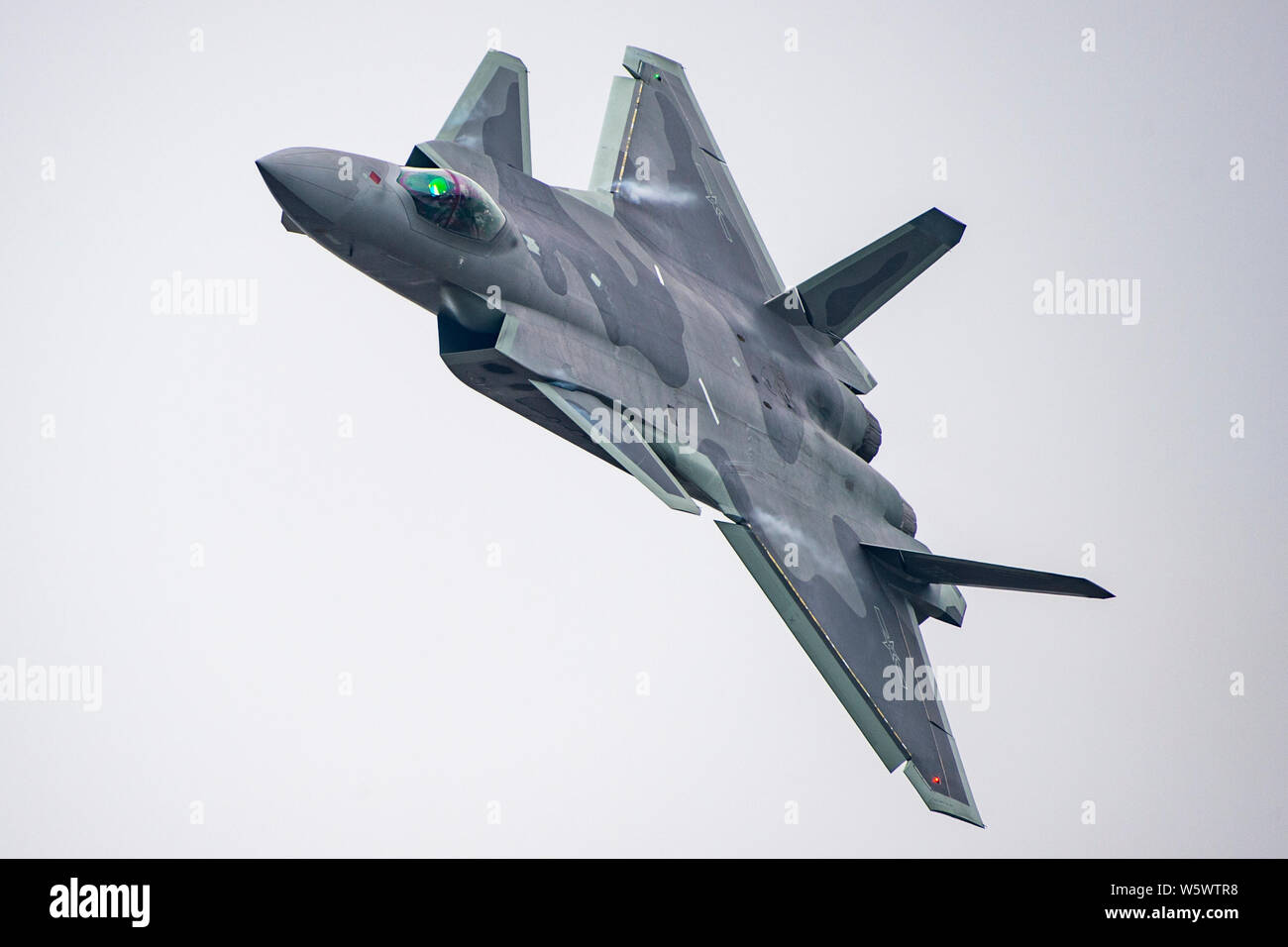Un J-20 Stealth Fighter jet del popolo cinese della Esercito di Liberazione (PLA) Air Force vola durante un volo di prova in preparazione per la XII Cina I Foto Stock
