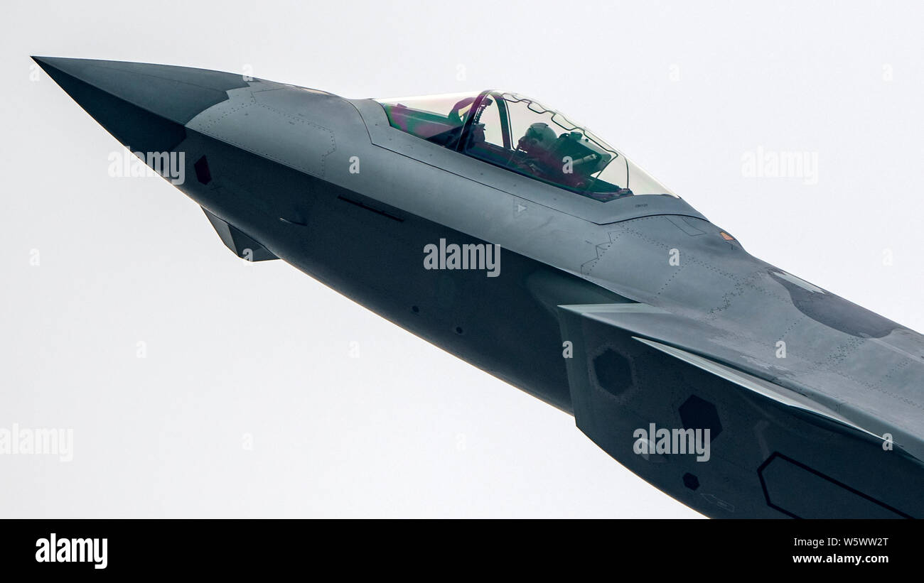 Un J-20 Stealth Fighter jet del popolo cinese della Esercito di Liberazione (PLA) Air Force vola durante un volo di prova in preparazione per la XII Cina I Foto Stock