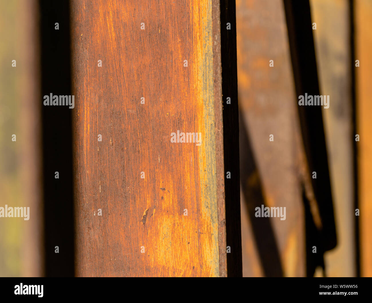 Arrugginimento linee metalliche verticali trovati in Raleigh, North Carolina Foto Stock