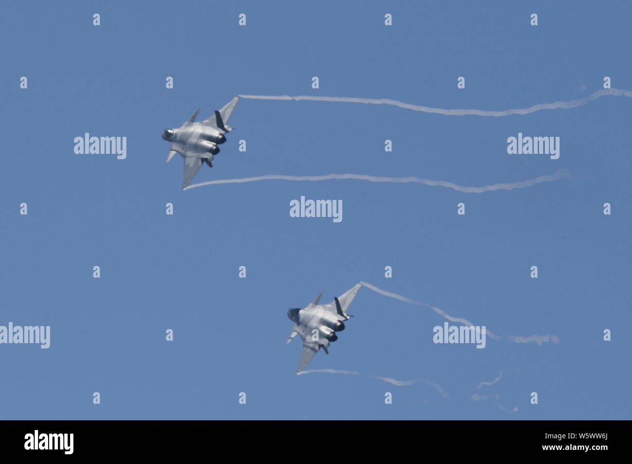 J-20 Stealth Fighter getti del popolo cinese della Esercito di Liberazione (PLA) Air Force eseguire durante il dodicesimo China International Aviation e aerospaziale e Foto Stock