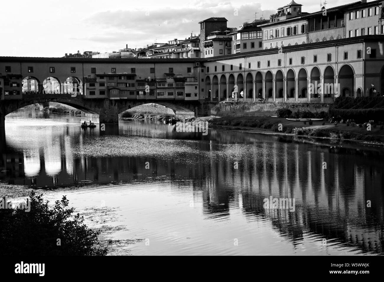 Ora d'oro riflessione nel fiume Arno a Firenze, Italia Foto Stock