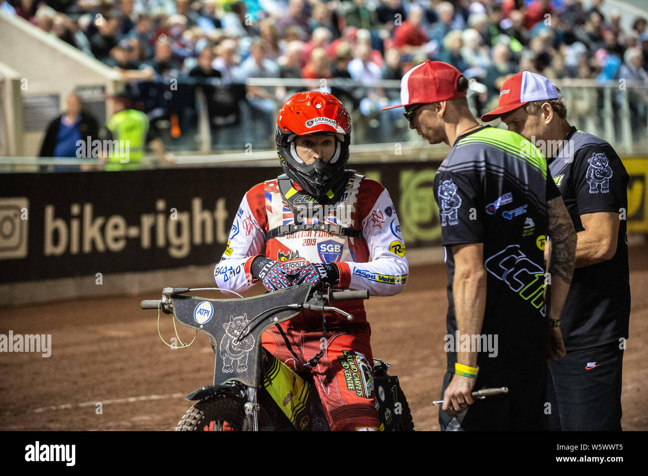 Manchester, Inghilterra. 29 luglio 2019 Craig Cook con i membri del team Mitchell Davey (centro) e suo papà Willy Cook (destra) prima del gran finale durante lo sport assicurare British finale al Belle Vue National Speedway Stadium e Manchester da lunedì 29 luglio 2019 (credito: Ian Charles | MI News) Foto Stock