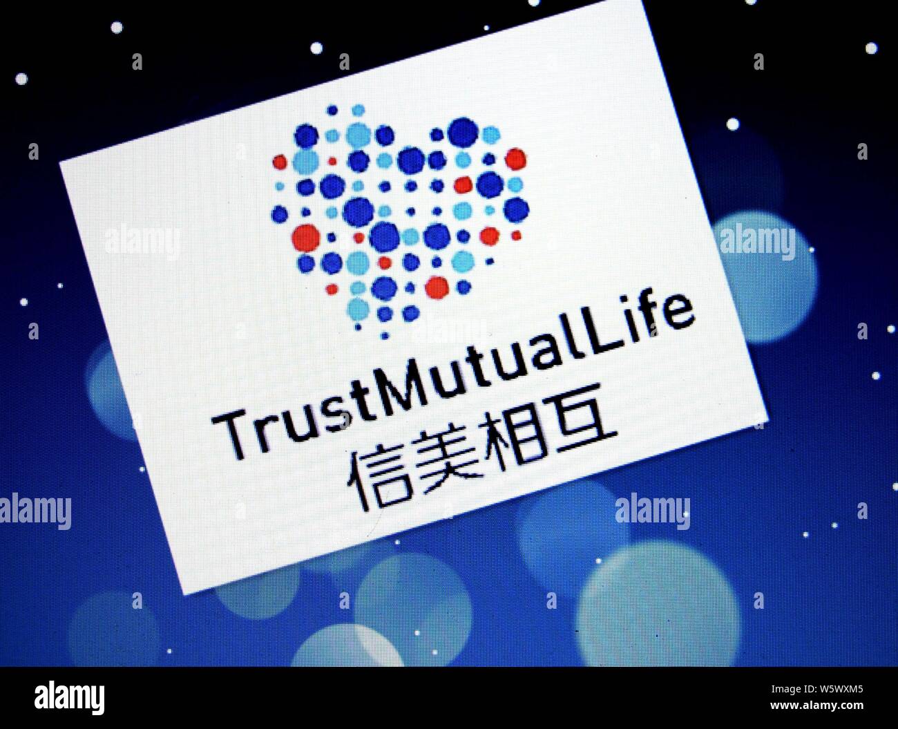 Un netizen cinese guarda a un logo di Trustmutual Assicurazione vita Co, Xiang Hu Bao, sul suo computer in città Huaibei, est cinese della provincia di Anhui, 27 nov. Foto Stock