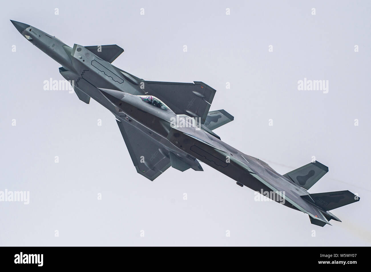 J-20 Stealth Fighter jet del popolo cinese della Esercito di Liberazione (PLA) Air Force vola durante un volo di prova in preparazione per la XII Cina Inter Foto Stock