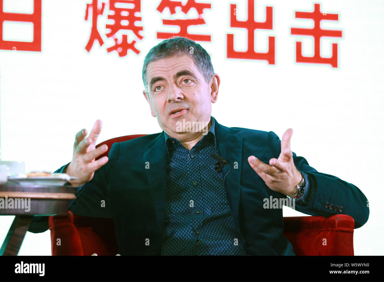 Attore inglese Rowan Atkinson partecipa a una conferenza stampa per il suo nuovo film "Johnny inglese colpisce ancora' in Cina a Shanghai, 1 novembre 2018. Foto Stock