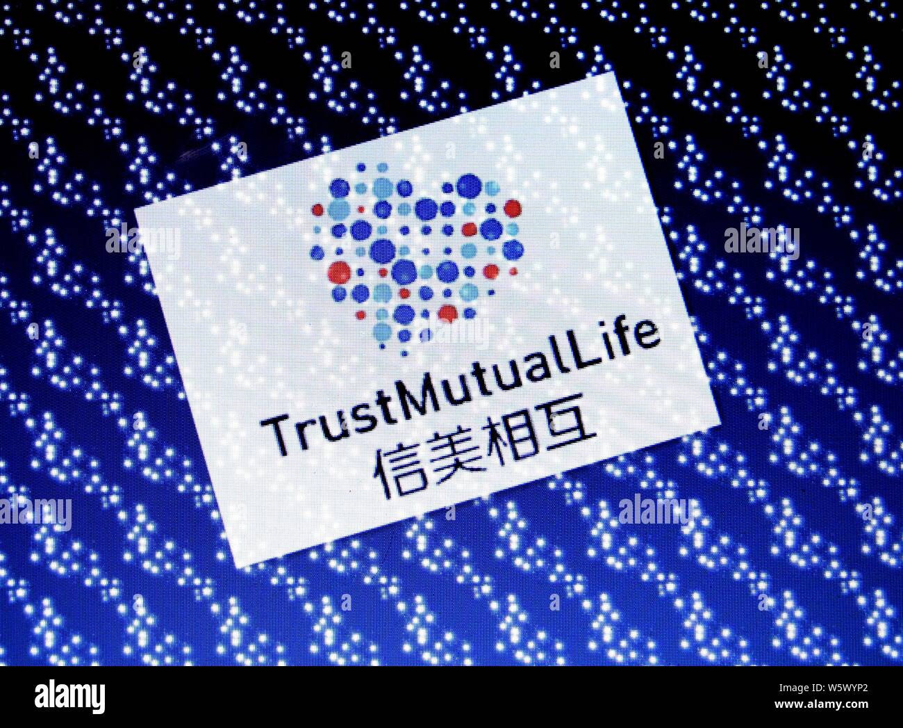Un netizen cinese guarda a un logo di Trustmutual Assicurazione vita Co, Xiang Hu Bao, sul suo computer in città Huaibei, est cinese della provincia di Anhui, 27 nov. Foto Stock