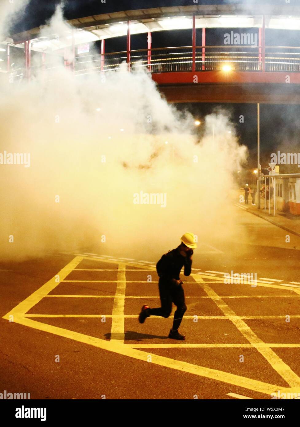 Hong Kong Cina - Luglio 28th, 2019. Violenti gravi scontri tra manifestanti e forze di polizia a Sheung Wan. La polizia distribuire centinaia granades strappo. Foto Stock