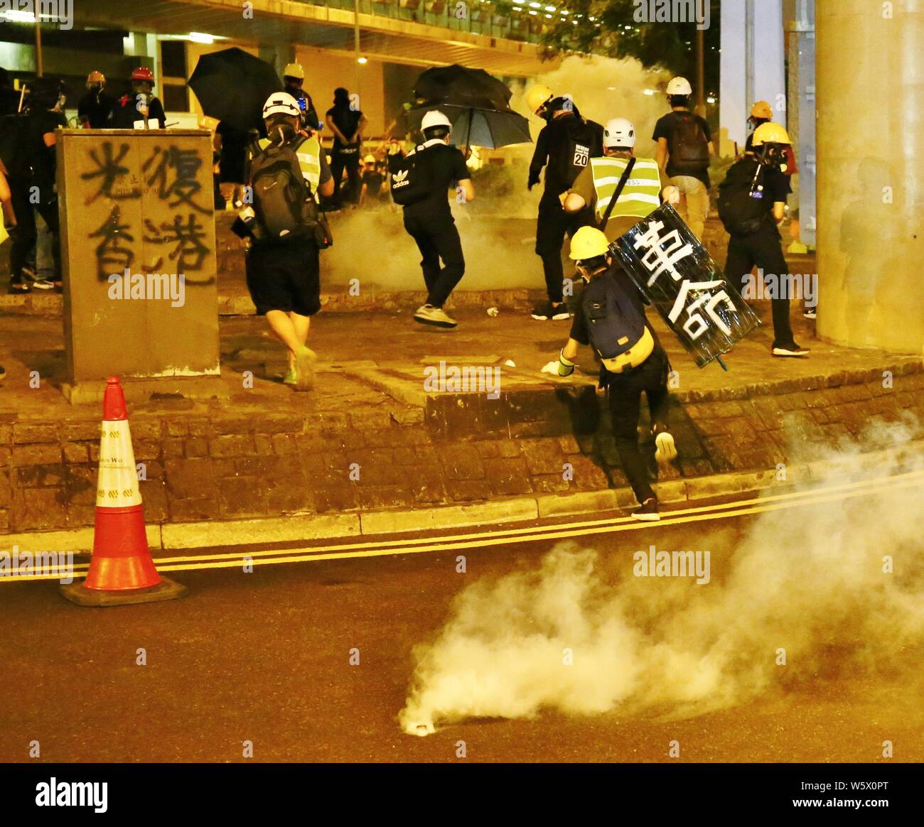 Hong Kong Cina - Luglio 28th, 2019. Violenti gravi scontri tra manifestanti e forze di polizia a Sheung Wan. La polizia distribuire centinaia granades strappo. Foto Stock