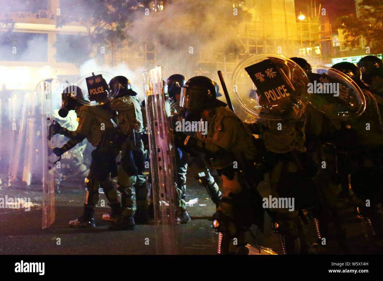 Hong Kong Cina - Luglio 28th, 2019. Violenti gravi scontri tra manifestanti e forze di polizia a Sheung Wan. La polizia distribuire centinaia granades strappo. Foto Stock