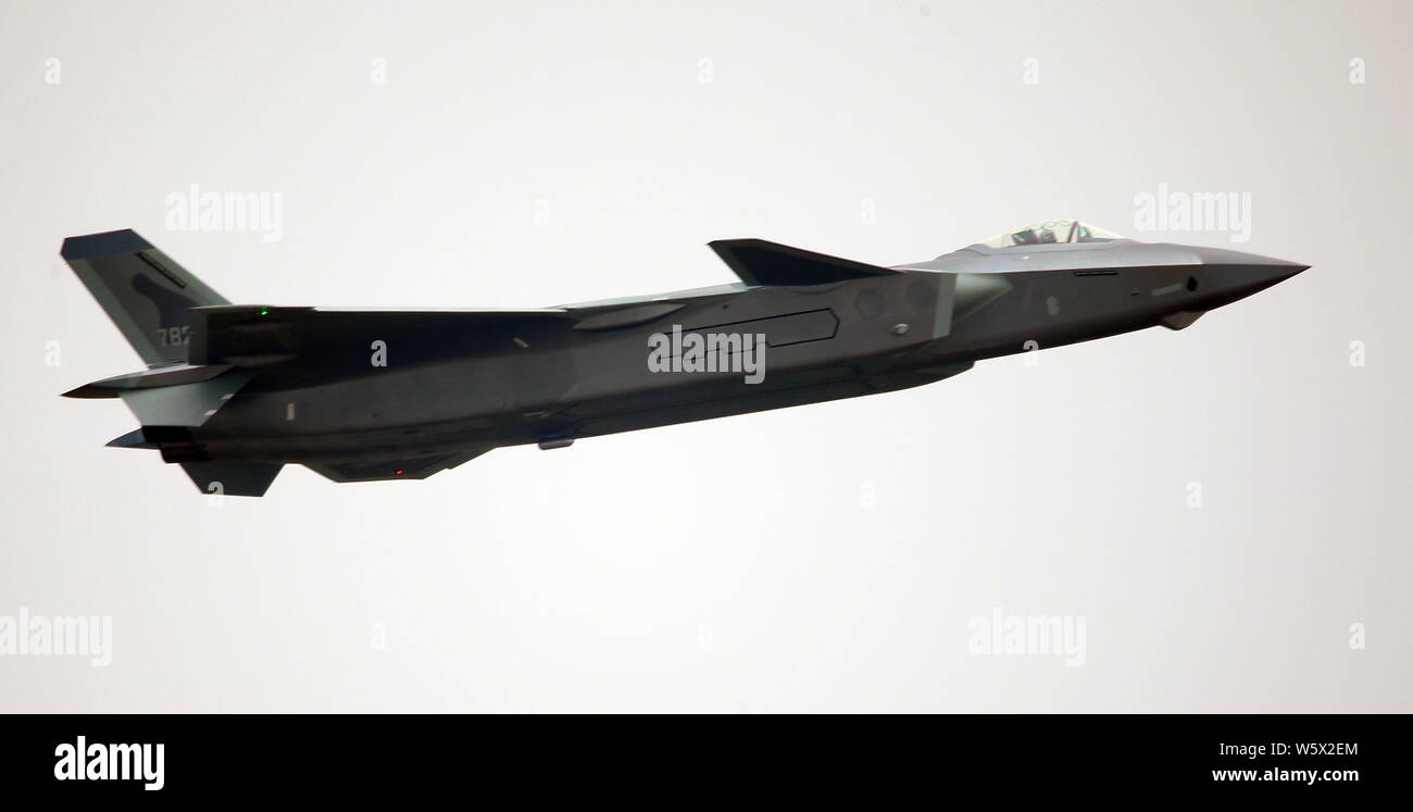Un J-20 Stealth Fighter jet del popolo cinese della Esercito di Liberazione (PLA) Air Force vola durante un volo di prova in preparazione per la XII Cina I Foto Stock