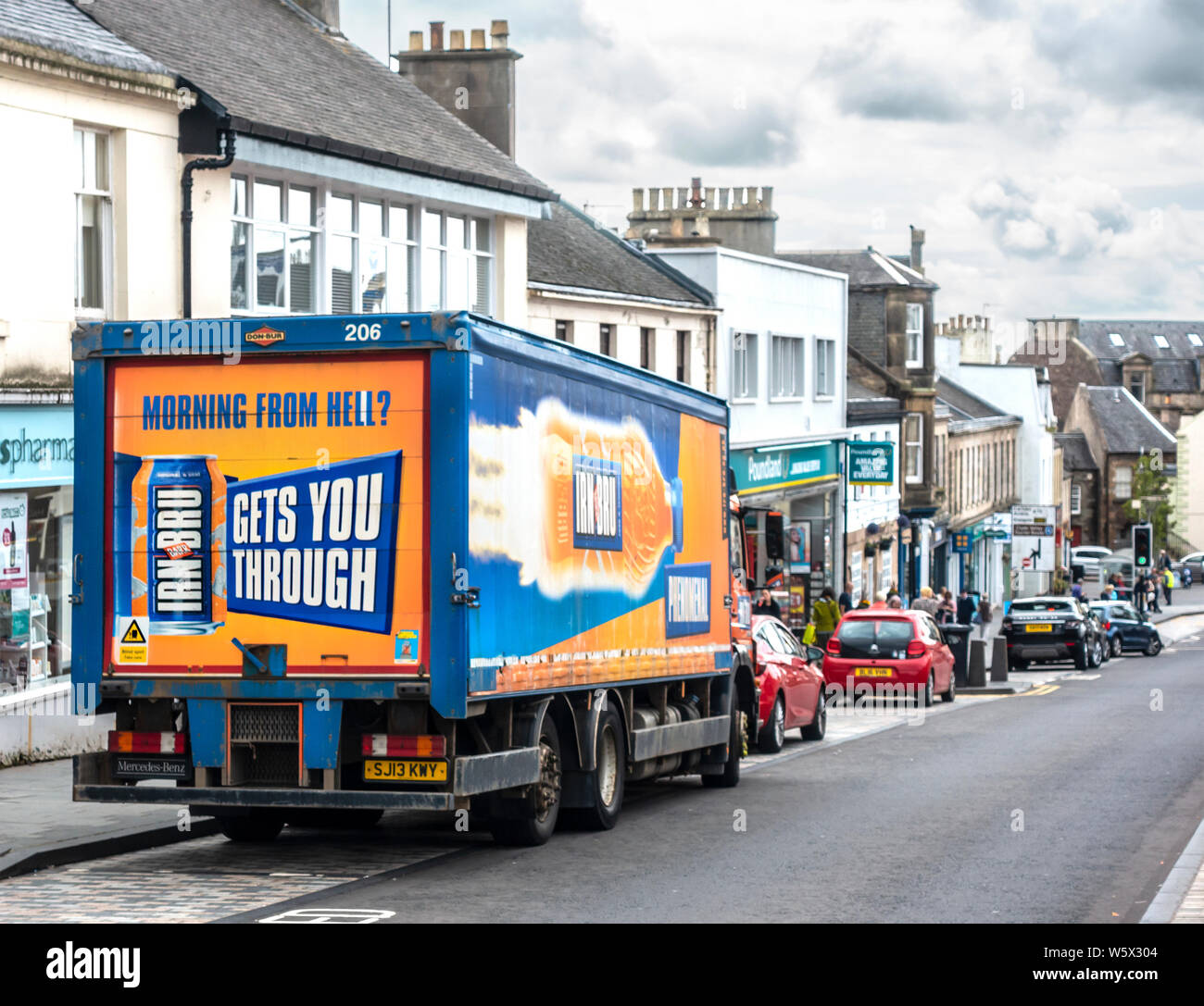 Un Irn Bru consegna camion / camion per le consegne al di fuori di negozi in Lanark, Lanarkshire. Irn Bru è il più popolare di soft drink in Scozia. Foto Stock