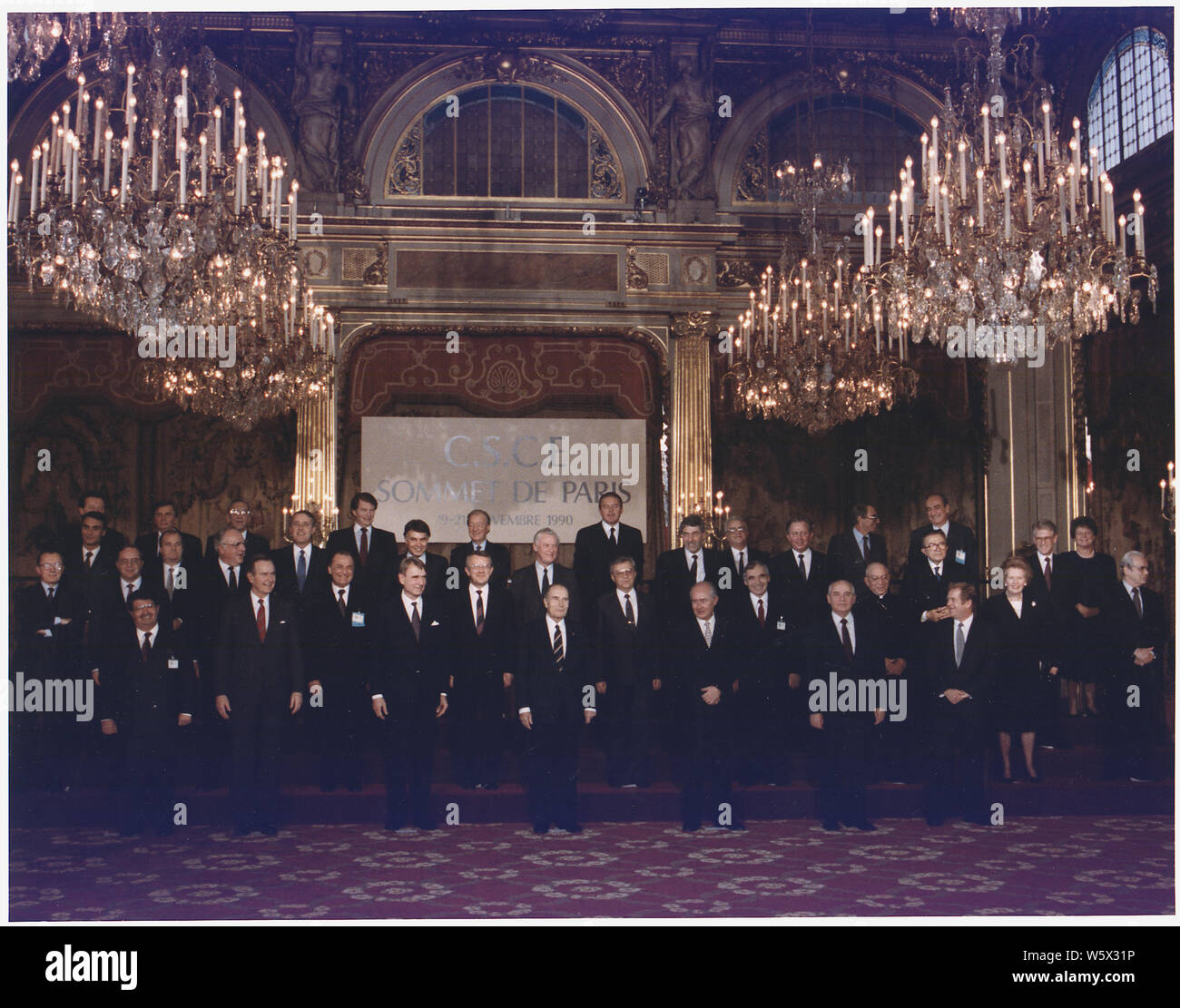 Il Presidente Bush si unisce agli altri leader politici di tutto il mondo durante la conferenza sulla sicurezza e la cooperazione in Europa per una foto di gruppo in Salles des Fetes, Palais de l'Elysee a Parigi, Francia Foto Stock