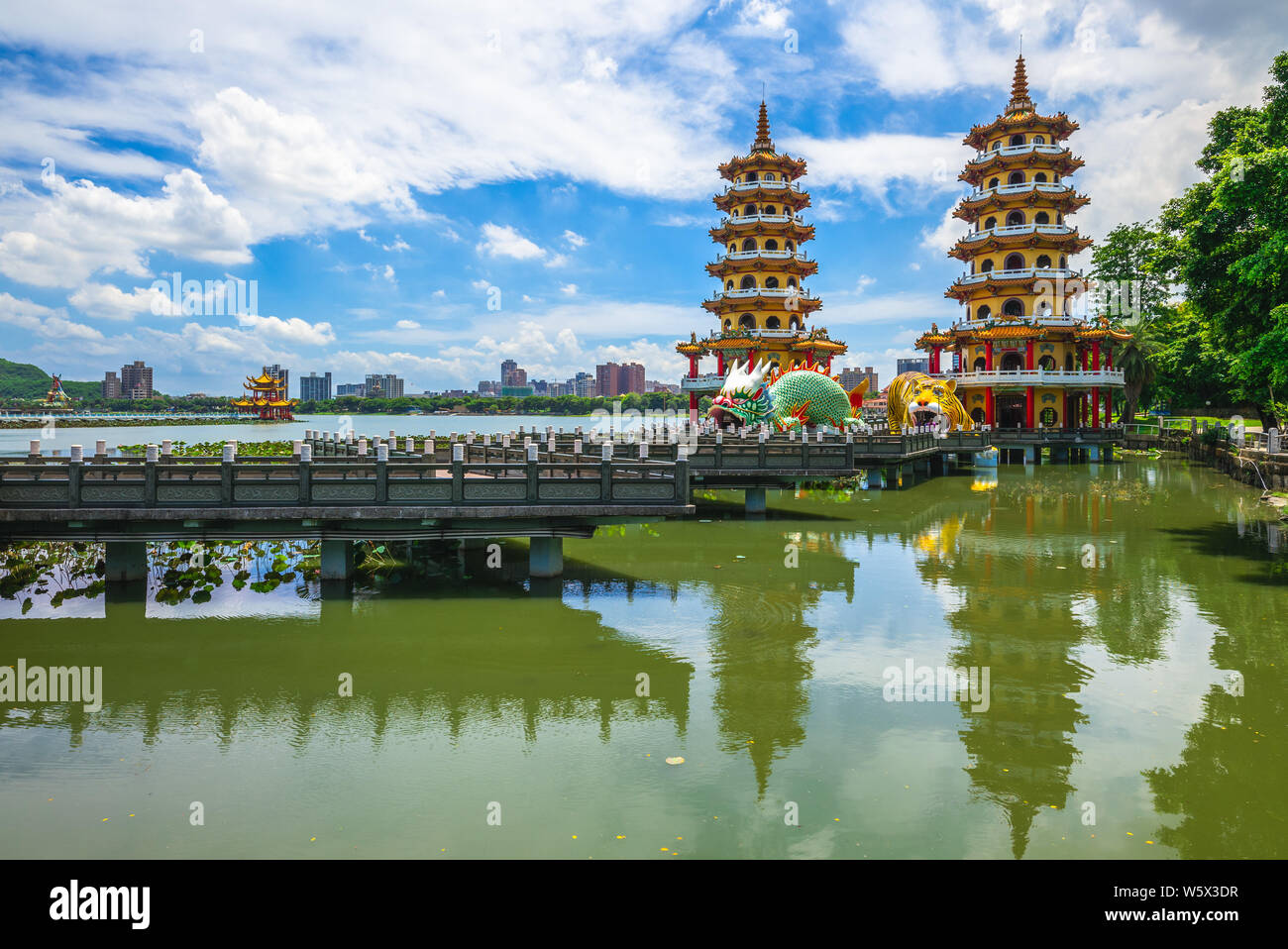 Dragon Torre Tiger in Kaohsiung Taiwan Foto Stock
