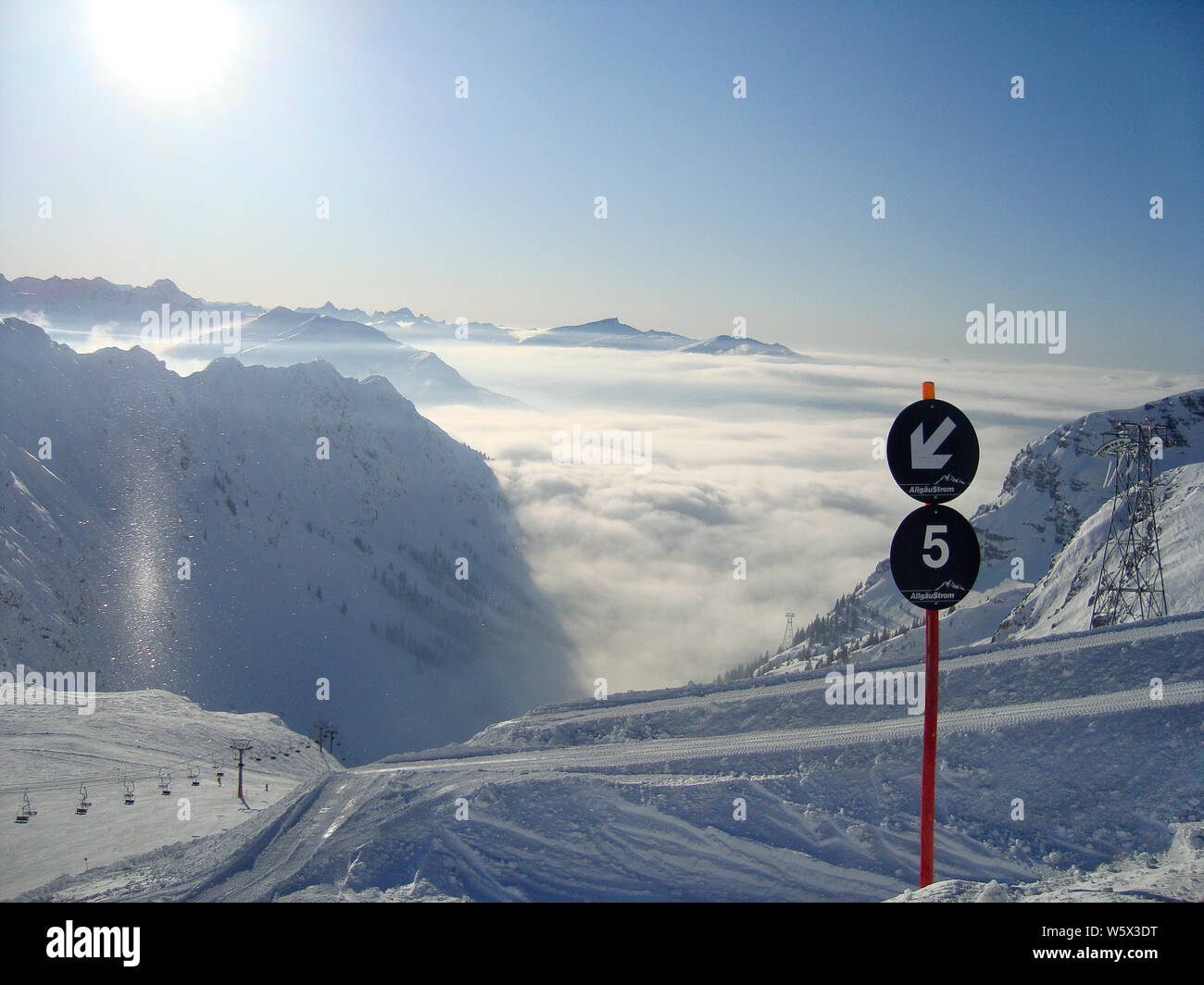 Ripida pista di sci con una vista panoramica Foto Stock