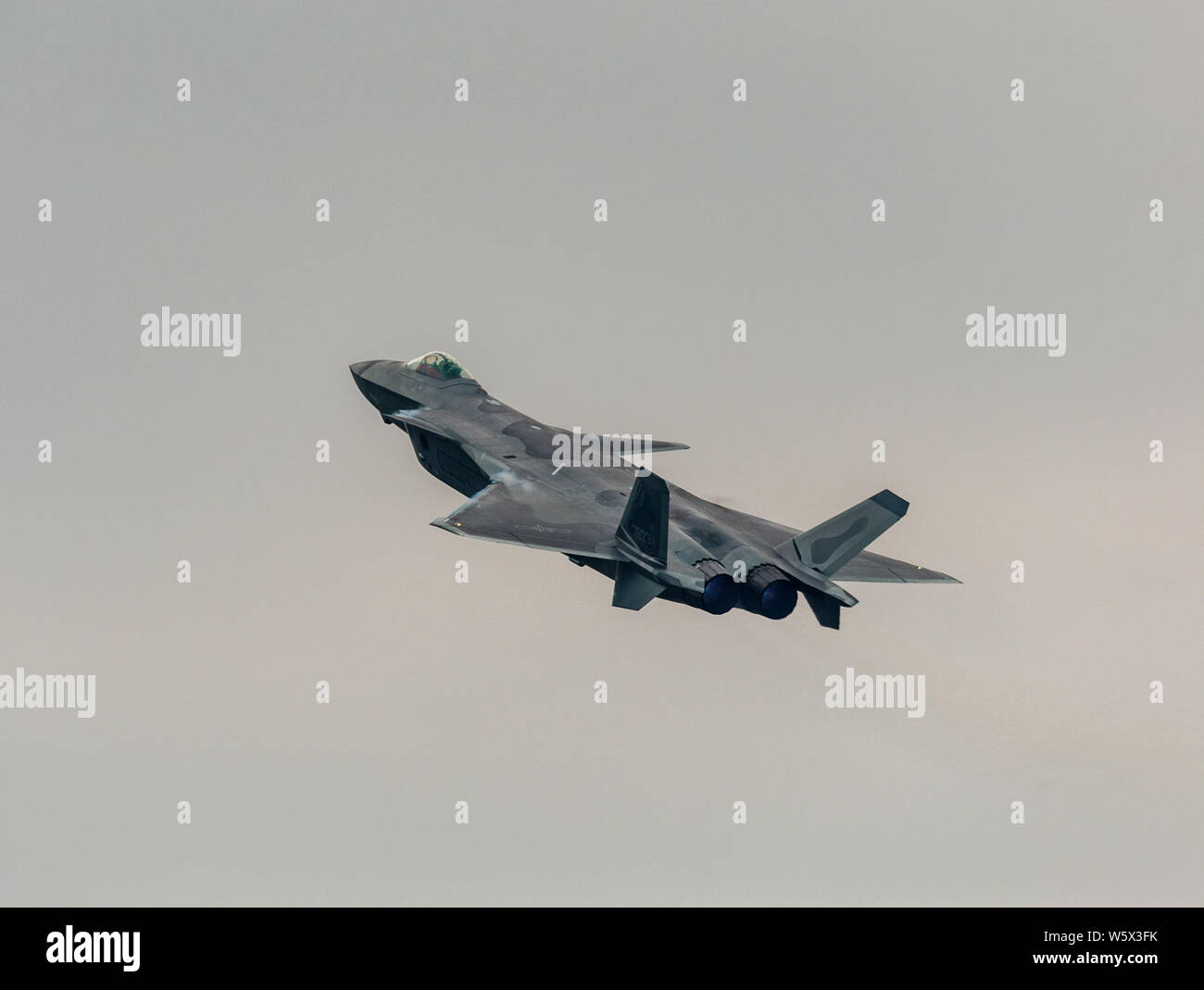 Un J-20 Stealth Fighter jet del popolo cinese della Esercito di Liberazione (PLA) Air Force vola durante un volo di prova in preparazione per la XII Cina I Foto Stock