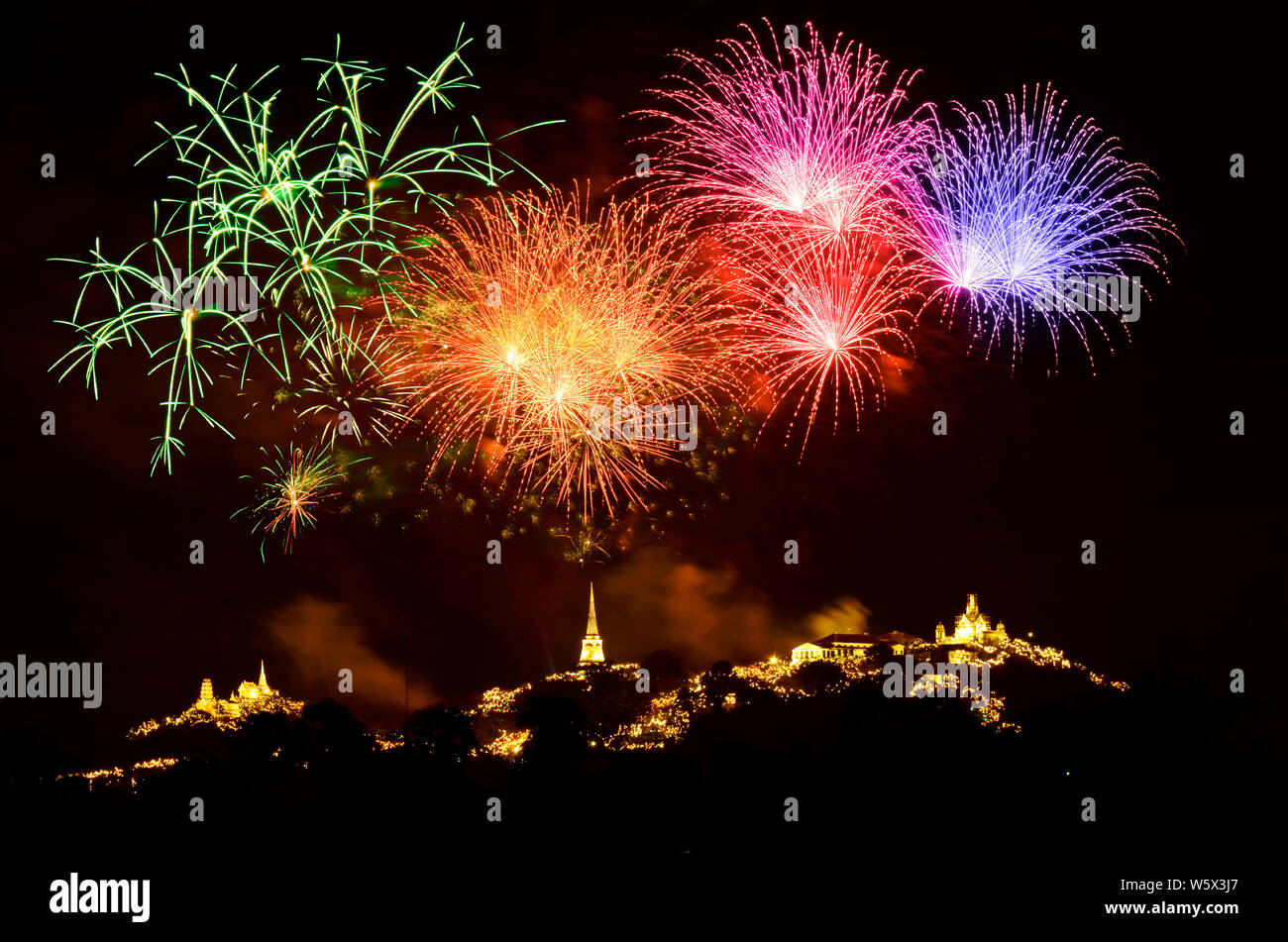 Luce e spettacolo di fuochi d'artificio in Phra Nakhon Khiri fiera annuale su Frbruary a Phetchaburi provincia, Thailandia. Foto Stock