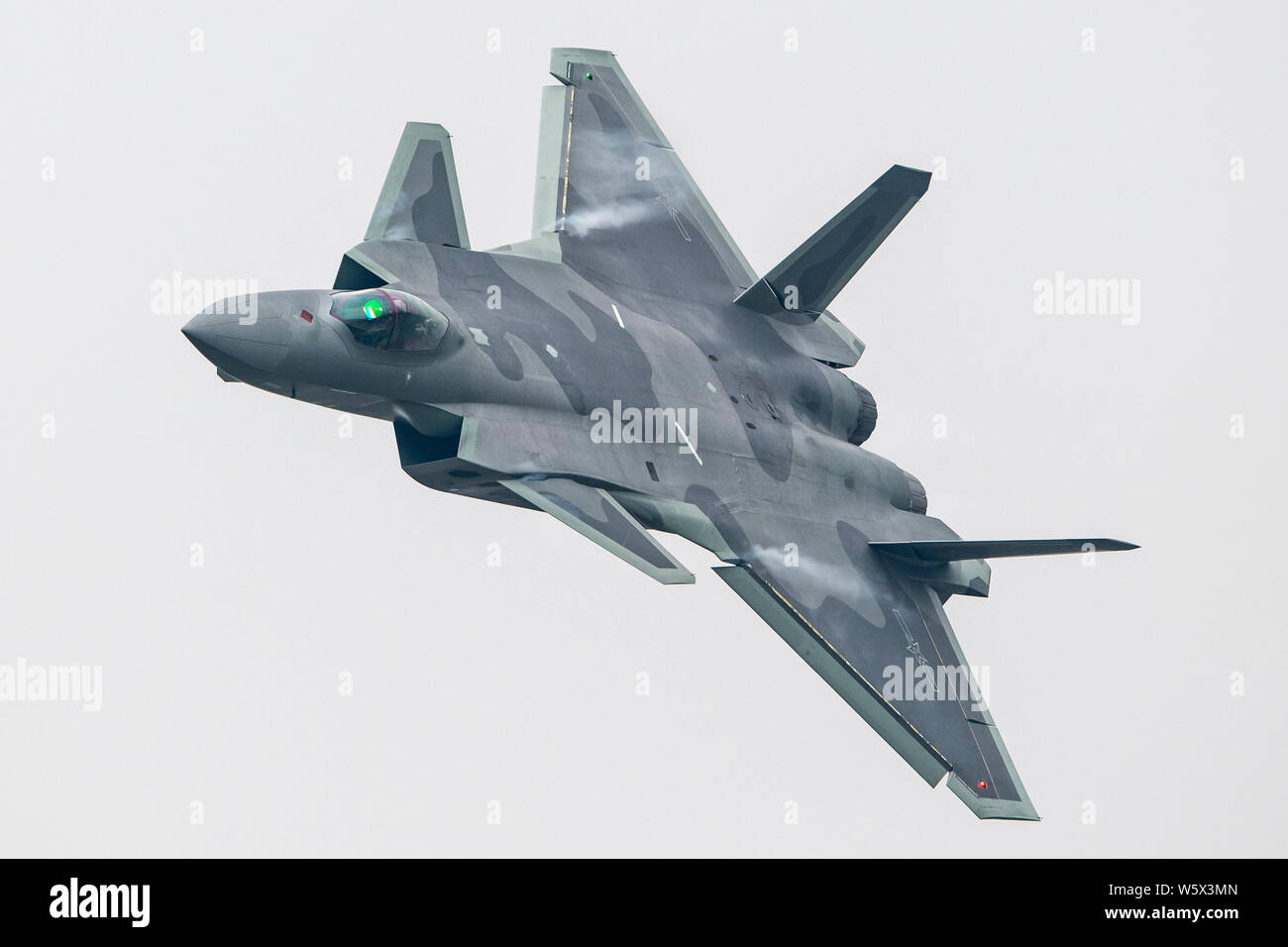 Un J-20 Stealth Fighter jet del popolo cinese della Esercito di Liberazione (PLA) Air Force vola durante un volo di prova in preparazione per la XII Cina I Foto Stock