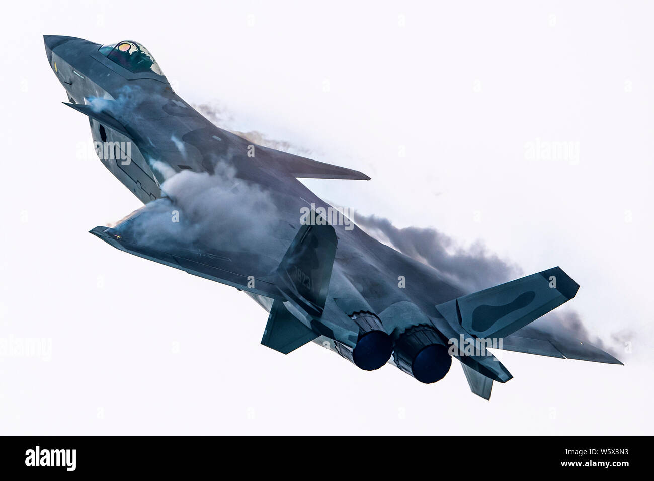 Un J-20 Stealth Fighter jet del popolo cinese della Esercito di Liberazione (PLA) Air Force vola durante un volo di prova in preparazione per la XII Cina I Foto Stock