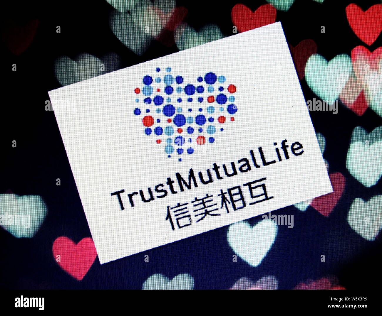 Un netizen cinese guarda a un logo di Trustmutual Assicurazione vita Co, Xiang Hu Bao, sul suo computer in città Huaibei, est cinese della provincia di Anhui, 27 nov. Foto Stock