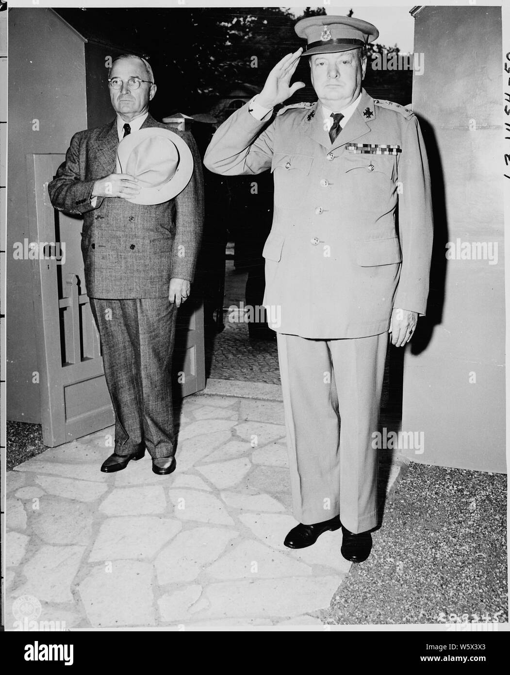 Il presidente Harry Truman e il Primo Ministro Winston Churchill salutate come una band britannica riproduce la stella Lamas Banner in occasione del Presidente Truman la prima visita al Primo ministro Churchill's residence durante la Conferenza di Potsdam. Foto Stock