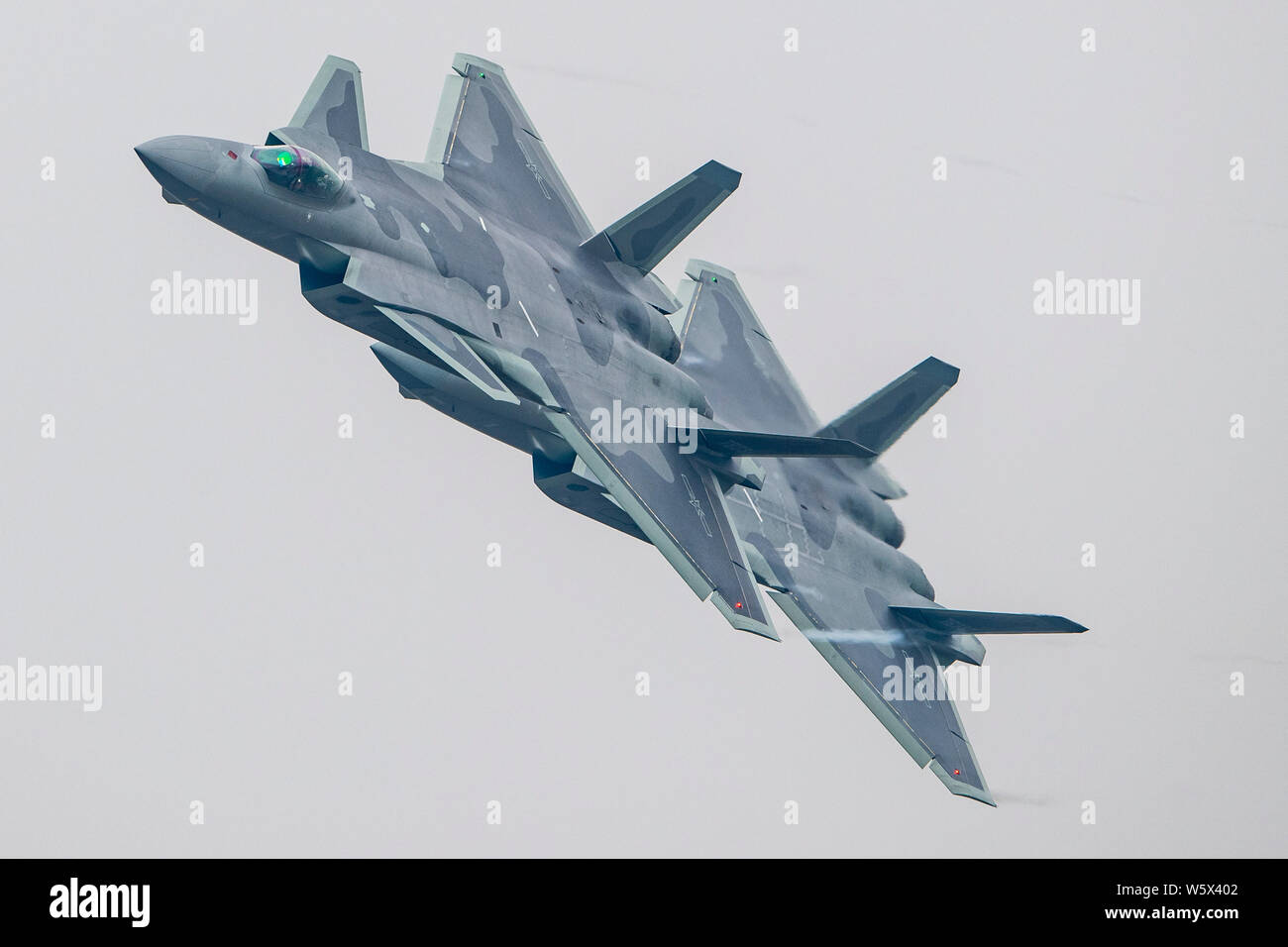 J-20 Stealth Fighter jet del popolo cinese della Esercito di Liberazione (PLA) Air Force vola durante un volo di prova in preparazione per la XII Cina Inter Foto Stock