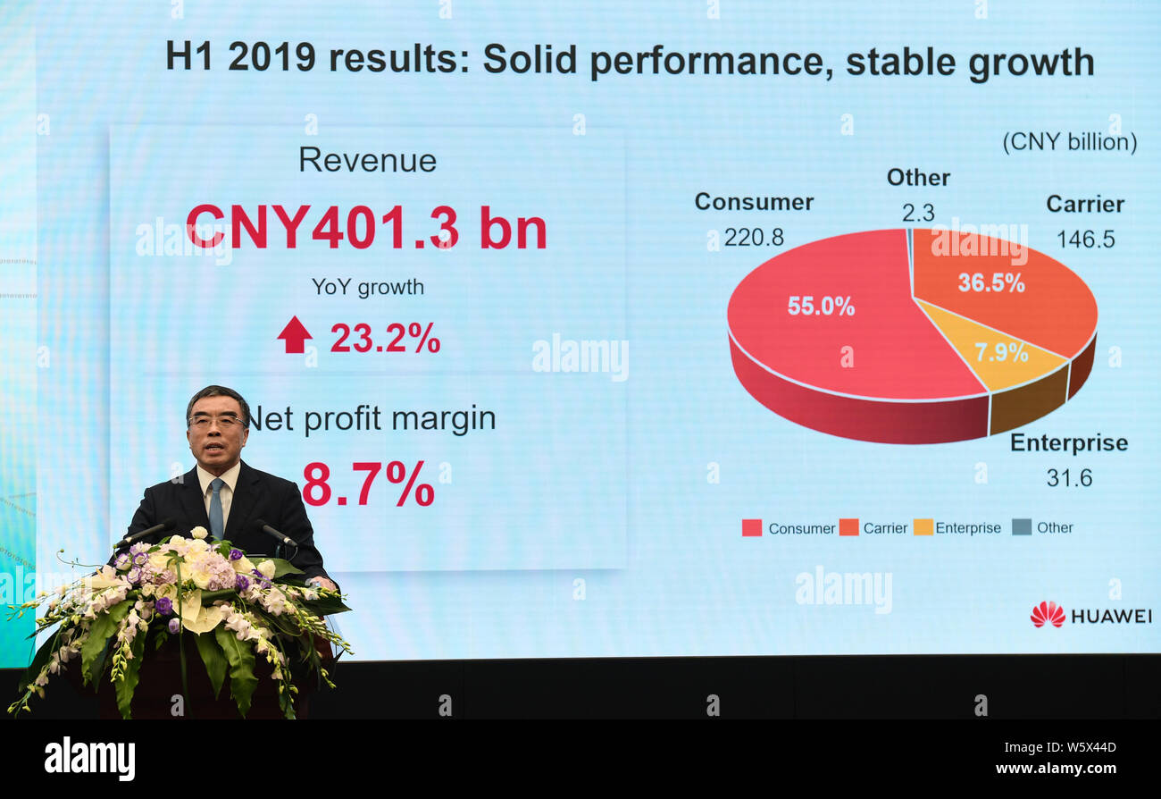Shenzhen, Cina la provincia di Guangdong. Il 30 luglio, 2019. Liang Hua, presidente di Huawei, comunicati stampa della società relazione semestrale al Huawei 2019 H1 Risultati di business conferenza stampa a Shenzhen, Cina del sud della provincia di Guangdong, 30 luglio 2019. Huawei il fatturato è cresciuto a 401.3 miliardi di yuan (circa 58,3 miliardi di dollari) nel primo semestre del 2019, con un netto margine di profitto del 8,7%, secondo la società in relazione semestrale rilasciato martedì. Credito: Mao Siqian/Xinhua/Alamy Live News Foto Stock