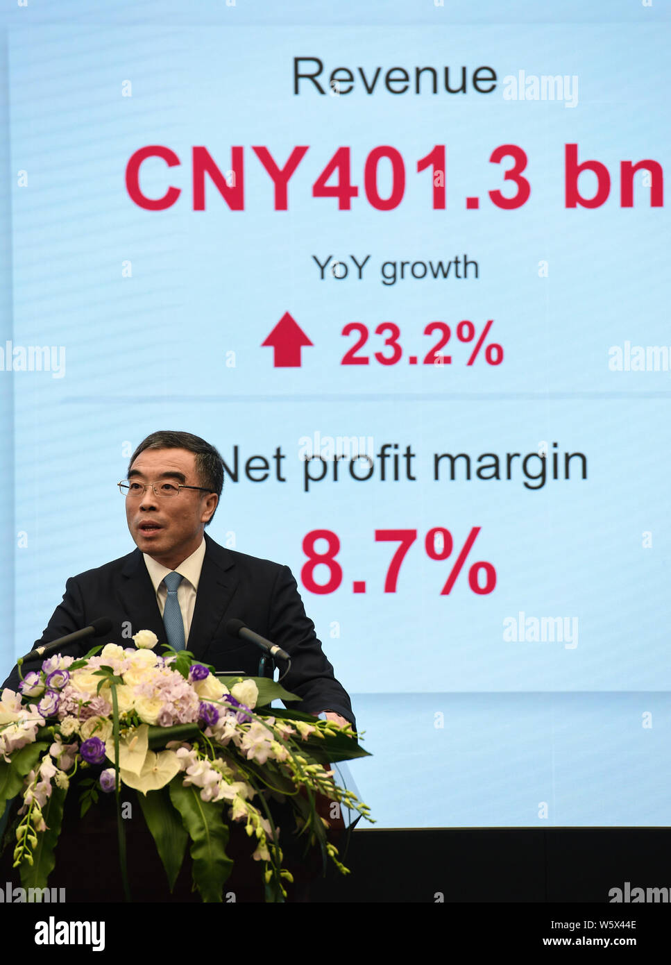 Shenzhen, Cina la provincia di Guangdong. Il 30 luglio, 2019. Liang Hua, presidente di Huawei, comunicati stampa della società relazione semestrale al Huawei 2019 H1 Risultati di business conferenza stampa a Shenzhen, Cina del sud della provincia di Guangdong, 30 luglio 2019. Huawei il fatturato è cresciuto a 401.3 miliardi di yuan (circa 58,3 miliardi di dollari) nel primo semestre del 2019, con un netto margine di profitto del 8,7%, secondo la società in relazione semestrale rilasciato martedì. Credito: Mao Siqian/Xinhua/Alamy Live News Foto Stock