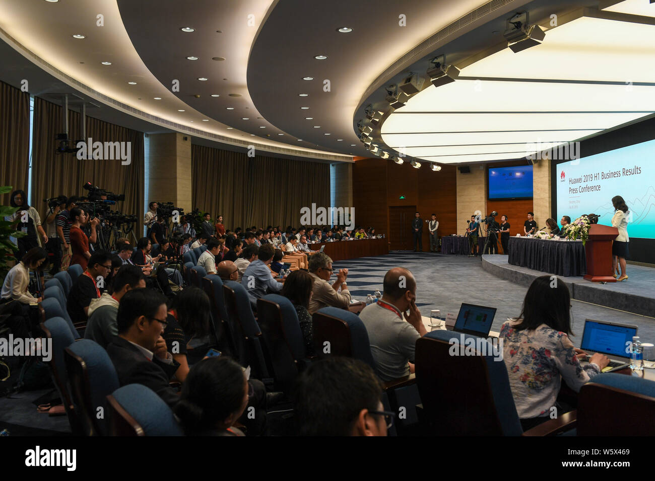 Shenzhen, Cina la provincia di Guangdong. Il 30 luglio, 2019. Huawei 2019 H1 Risultati di business conferenza stampa si terrà a Shenzhen, Cina del sud della provincia di Guangdong, 30 luglio 2019. Huawei il fatturato è cresciuto a 401.3 miliardi di yuan (circa 58,3 miliardi di dollari) nel primo semestre del 2019, con un netto margine di profitto del 8,7%, secondo la società in relazione semestrale rilasciato martedì. Credito: Mao Siqian/Xinhua/Alamy Live News Foto Stock