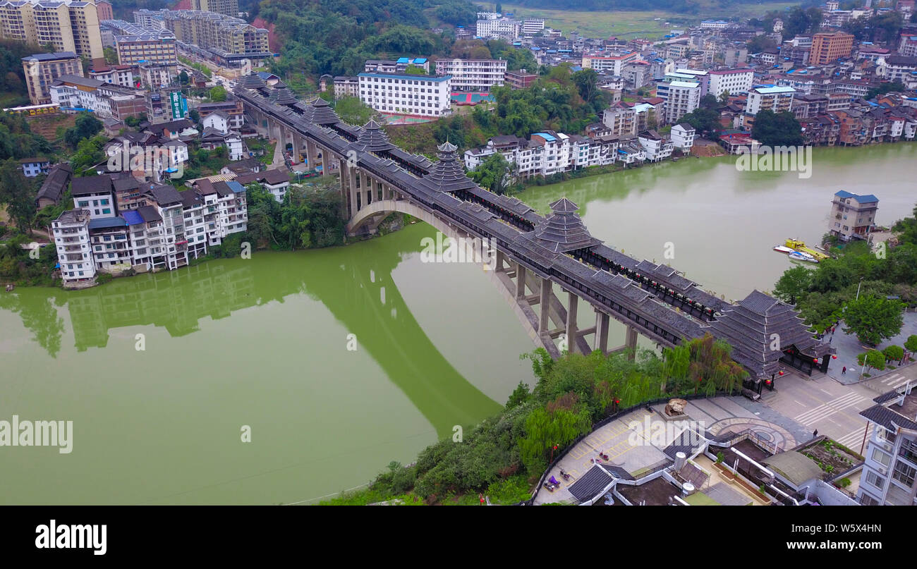 Vista aerea del Sanjiang Fengyu Qiao, un tipo speciale di ponte che contiene caratteristiche culturali specifici della Cina di Dong persone, attraverso Xunji Foto Stock