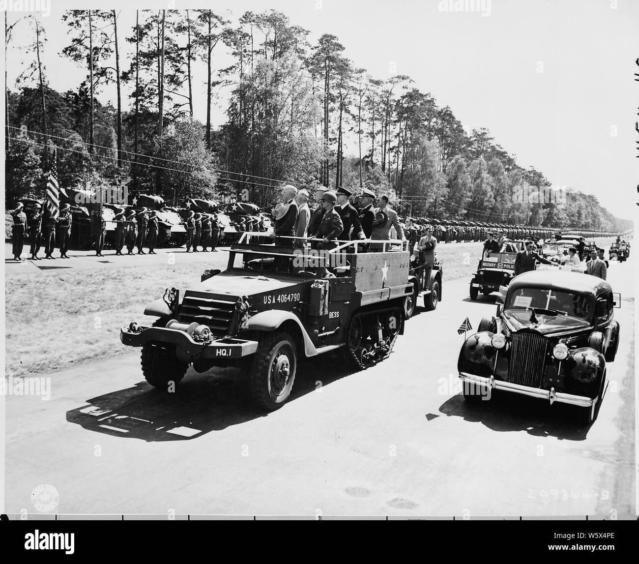 Il presidente Harry Truman recensioni la Seconda Divisione Corazzate, distribuito lungo l'autostrada che conduce da Potsdam a Berlino, Germania. Il Presidente Truman è in questa zona per partecipare alla Conferenza di Potsdam. Foto Stock